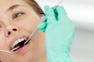 odrzucenie implantu zęba objawy